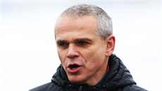 Trenér spar�anských fotbalist� Vít�zslav Lavi�ka diriguje b�hem tréninku své...