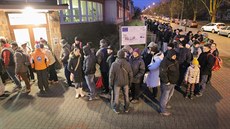 Fronta rodi�� p�ed 25. Z� ve Chválenické ulici v Plzni.