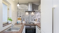 Na čelní stěnu kuchyně byla podle návrhu architektky vyrobená velkoformátová...