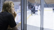 Švédský hokejista William Nylander sleduje kanadský trénink.