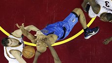 Kevin Love (vlevo) z Clevelandu brání Richarda Jeffersona z Dallasu. Vpravo...