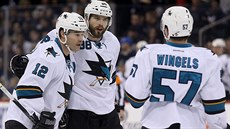 Gólová radost hokejist San Jose. Zleva Patrick Marleau, Brent Burns a Tommy...