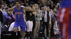 Brandon Jennings z Detroitu se raduje z vít�zného ko�e, který padl v poslední...