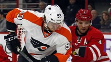 Jakub Voráek (v bílooranovém) z Philadelphie bojuje s Andrejem Sekerou z...