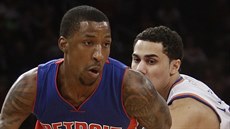 Kentavious Caldwell-Pope (vlevo) z Detroitu obchází Shanea Larkina z New Yorku.