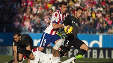 Mario Manduki z Atlética Madrid (uprosted) v souboji o balón s Ivánem...