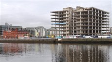 Pohled z jihu na sever: vpravo d�sledky �crashe�, vlevo dokon�ené konferen�ní...