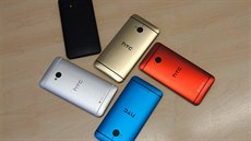 HTC One je nabízeno celkem v pti barvách - stíbrné, erné, ervené, modré a...