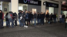 Fronta na iPhone 6 ped praskou prodejnou iWant na Mstku