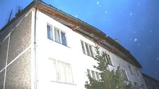 Vichr posunul st�echu ubytovny na Tachovsku, hasi�i obyvatele domu evakuovali....
