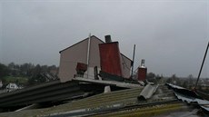 Vichr posunul střechu ubytovny na Tachovsku, hasiči obyvatele domu evakuovali....