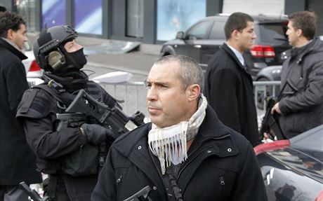 Zvlátní jednotka francouzské policie ped budovou koer obchodu, kde v pátek...