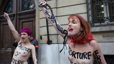 V Paíi proti biování saúdského blogera protestovaly lenky hnutí Femen (16....