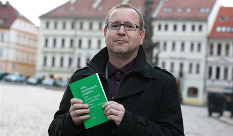 Arabista Bronislav Ostanský se svou knihou Atlas muslimských straák