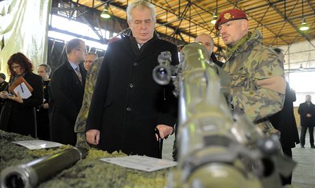 Prezident Milo Zeman se v Chrudimi setkal s vojáky ze 43. výsadkového praporu.