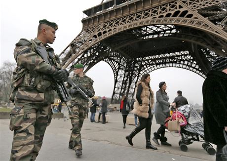 Francouztí policisté pi hlídce pod Eiffelovou ví v Paíi (7. ledna 2015)