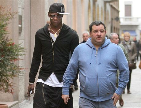 Italský útoník Mario Balotelli (vlevo) jde po ulici se svým agentem Minem Raiolou.