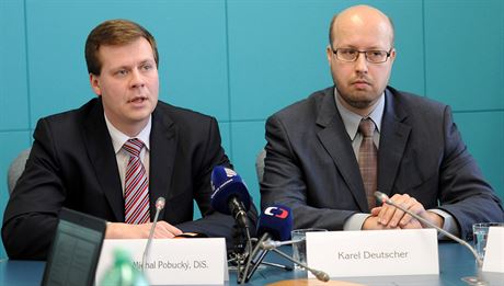 Radní za SSD Michal Pobucký (vlevo) s Karlem Deutscherem vysvtlují, pro na...