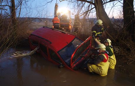 Hasii museli vyprostit havarované vozidlo Dacia Logan z potoka u Komárova na...