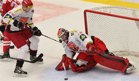 Královehradecký branká Pavel Kantor likviduje anci tineckého Adama Rufera.