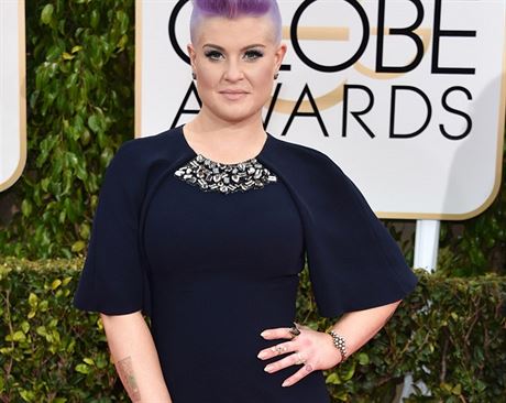 Kelly Osbourne na pedvn Zlatch glb vybrala tmav modr aty s vivkou z...