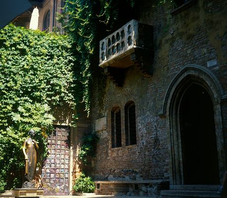 Julietin dm ve Veron (Casa Giulietta) se slavným balkonem