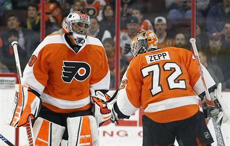 Ray Emery poutí do branky Philadelphie svého náhradníka Roba Zeppa.