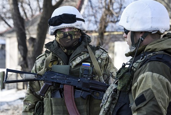 Proruští povstalci stojí nedaleko letiště v Doněcku. (17. ledna 2015)