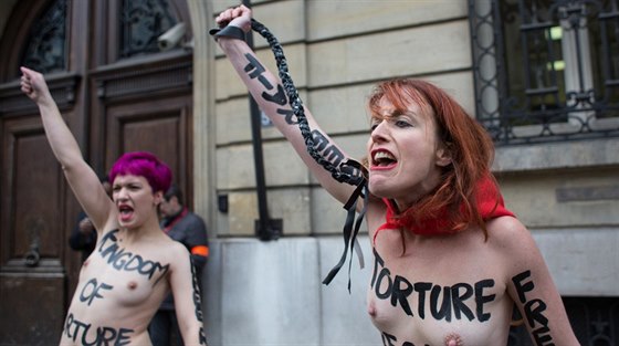 V Paříži proti bičování saúdského blogera protestovaly členky hnutí Femen (16....