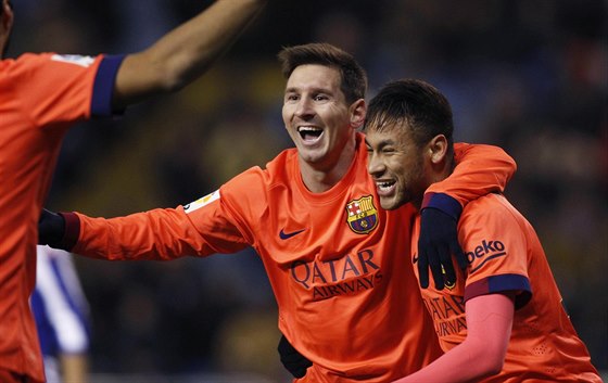 HVZDY SLAVÍ. Z gólu se radují Neymar (vpravo) a Lionel Messi.