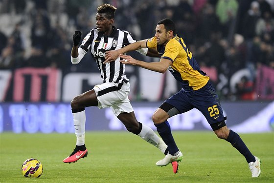 Paul Pogba z Juventusu nasadil dlouhý krok a Rafael Marquez z Verony u musel...