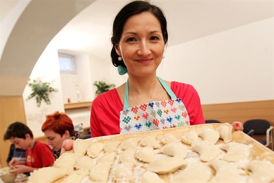 Jedna ze spoluorganizátorek Dina Chaloupková, která na seminái Kuchyn jiných zemí pomáhala.