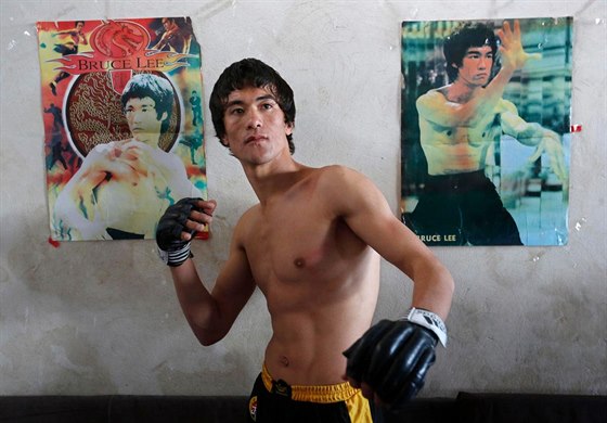 Abbás Alizada kráí v lépjích legendárního Bruce Lee.