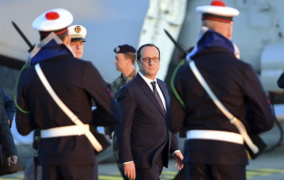 Hollande vystoupil na palub letadlové lod Charles-de-Gaulle (14. ledna)