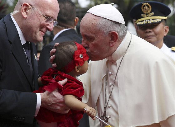 Na papeže se očividně těšily i děti.