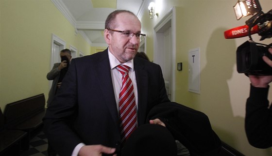 Exministr zemdlství Ivan Fuksa pichází k jednání Obvodního soudu pro Prahu 2