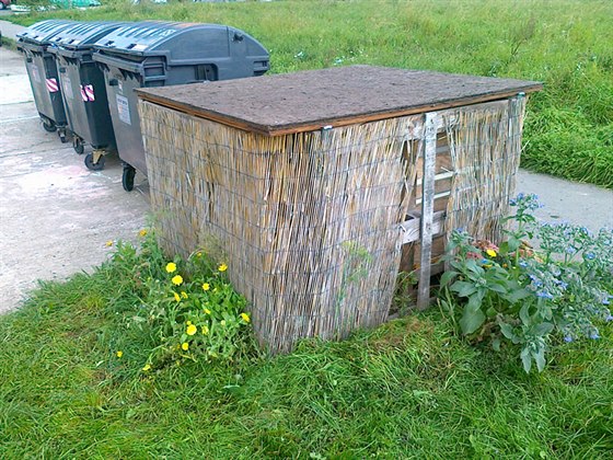 Kompost prakticky postavený pímo u popelnic