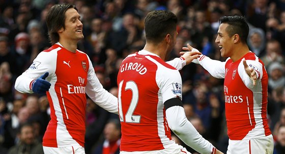 Tomá Rosický (vlevo) se raduje se svými spoluhrái z Arsenalu s Olivierem...