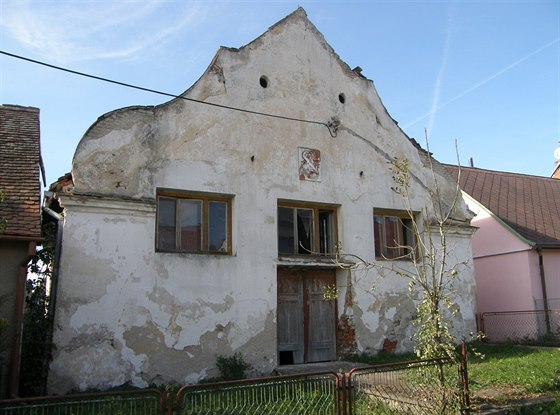 Zchátralá vesnická synagoga v Polici na Třebíčsku.