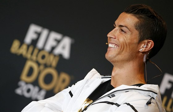 Portugalský útoník Cristiano Ronaldo z Realu Madrid poslouchá otázku na...