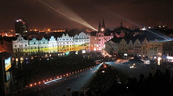 Zahajovací show roku kultury sledovalo v centru Plzn asi 25 tisíc lidí.