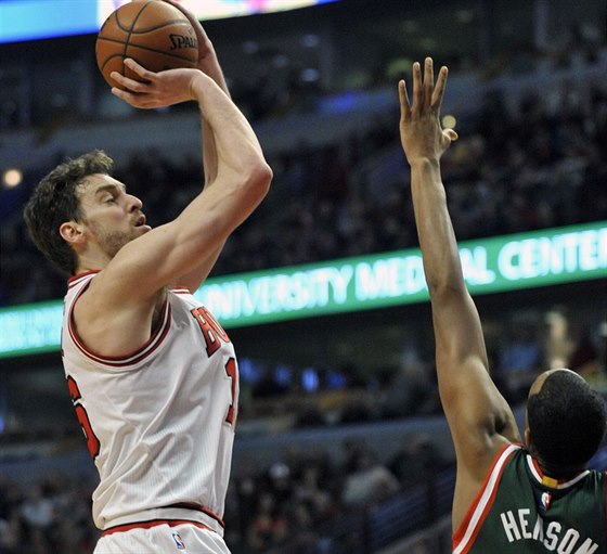 Pau Gasol (vlevo) z Chicaga stílí pes bránícího   Johna Hensona z Milwaukee.