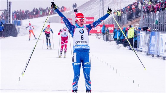 Veronika Vítková projídí na druhém míst cílem závodu s hromadným startem v...