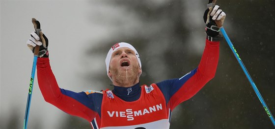 Norský bec na lyích v cíli poslední etapy Tour de Ski.