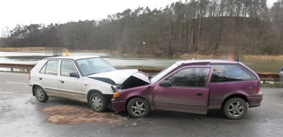 V Plumlov se dv auta eln srazila ve chvíli, kdy jedno z nich odboovalo z...