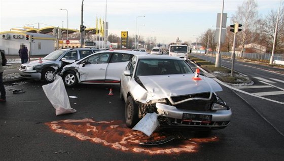 Na jedné z umperských kiovatek se v úterý ráno srazila ti auta poté, co...