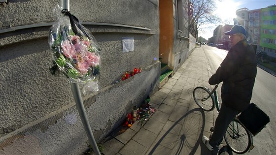 Na míst u perovského baru Lumír v Komenského ulici, kde padl smrtící vystel, pipomínaly tragédii kytice i svíky.