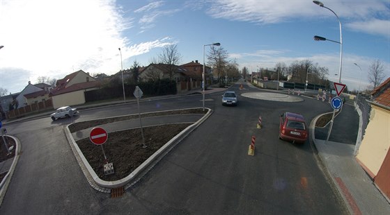 Na nově vybudované atypické kruhové křižovatce u prostějovského akvaparku mají...