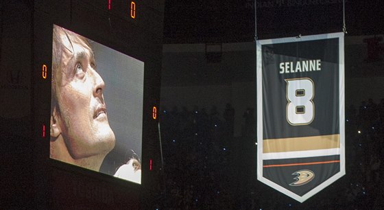 Teemu Selänne se oficiáln stal legendou Anaheimu Ducks, jeho dres s íslem 8...