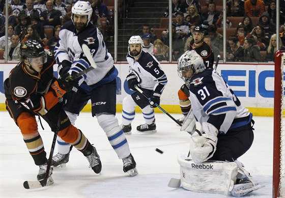 Ondej Pavelec z Winnipegu, inkasoval z této stely Rickarda Rakella (vlevo) z...